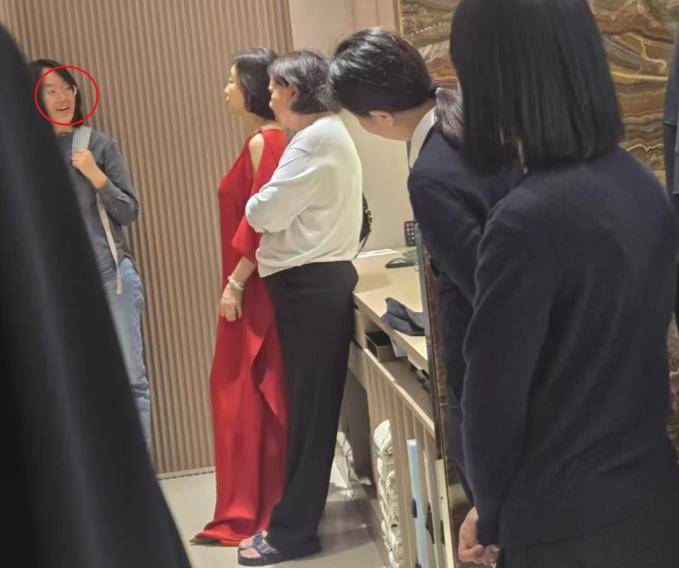 72岁林青霞香港逛街，红裙吸睛全店围观，身姿挺拔尽显阔太范