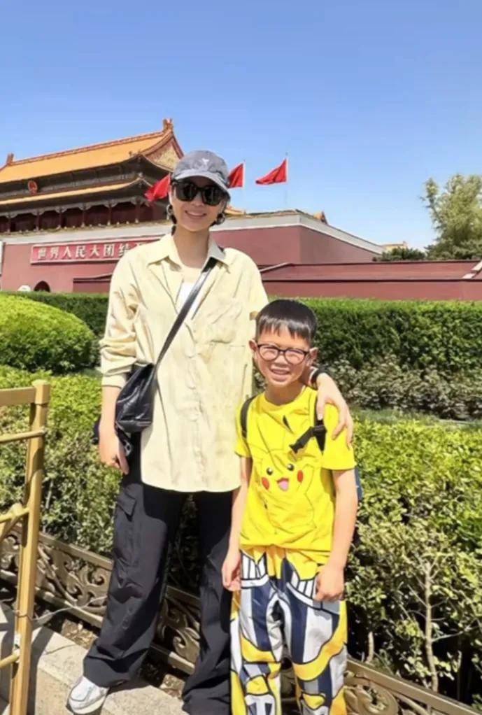 胡杏儿撇下老公，带长子游北京认识历史文化，李奕霆7岁就戴眼镜