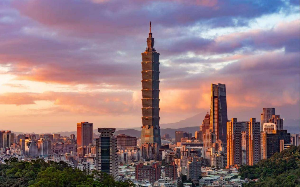 迈出危险一步！美军舰过航台海，东部战区依法处置，特朗普没料到