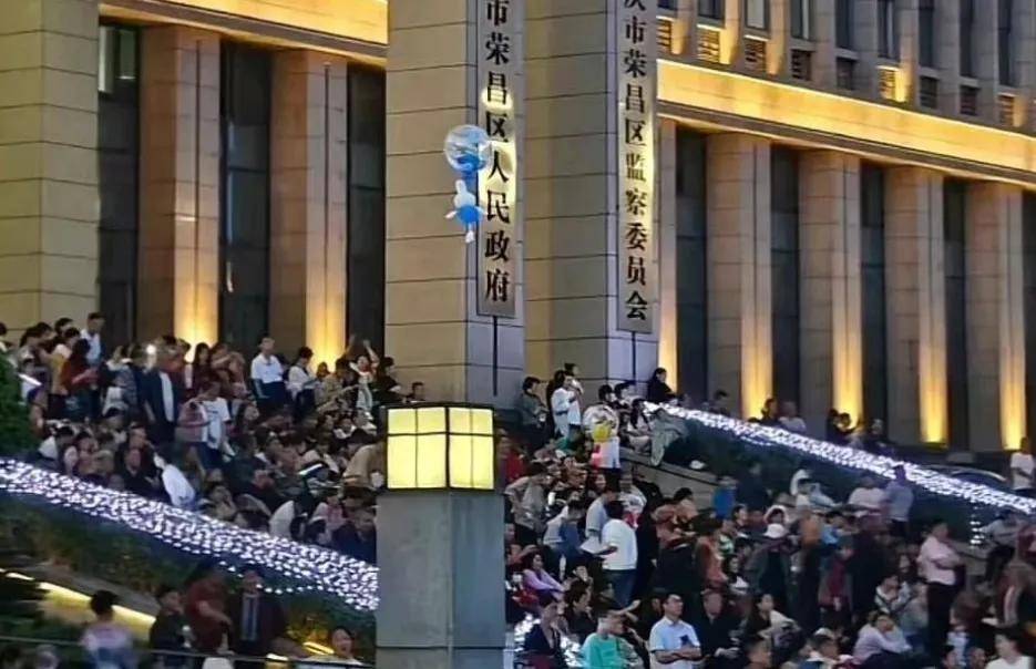 35万人挤爆的荣昌，成了五一最大赢家
