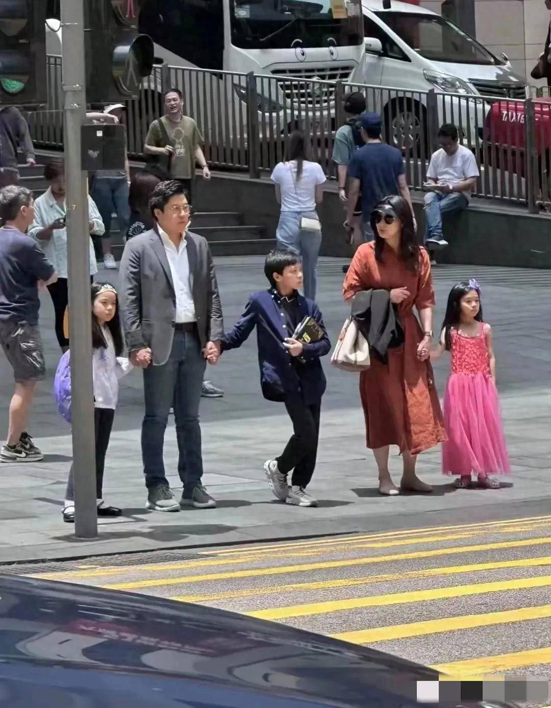 原创香港街头偶遇郭晶晶一家人，没有保镖和豪车，不像富豪，很是亲民