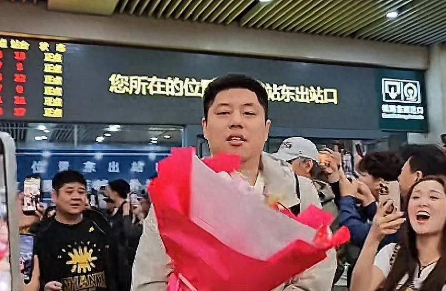 今天下叫扬叔 - 全网最会整活的苏超球迷  足球圈热梗收割机午山西队回到太原受到山西球迷热情迎接刘传兴最受欢迎