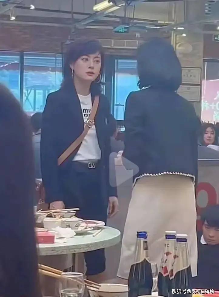 孙俪女儿11岁生日，小花被爸妈夹着吻，她的表情搞笑，神态似爸爸
