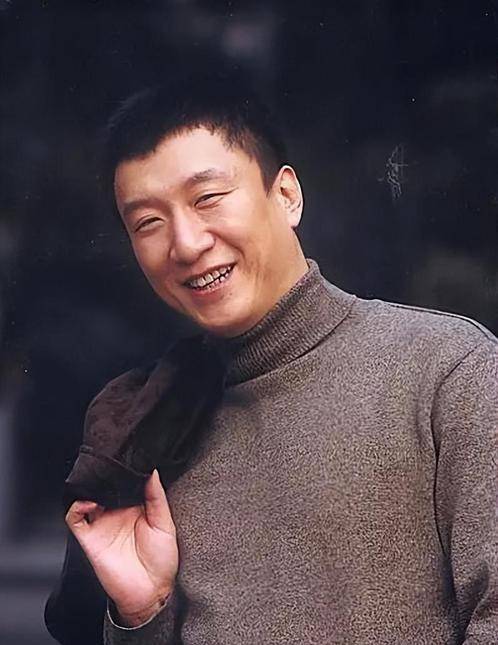 54岁孙红雷陪娇妻王骏迪打台球, 眼神温柔, 画面温馨动人