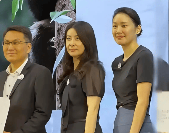 原创44岁郭晶晶出席活动气场全开，穿职业套装很干练，与他人合影不卑不亢