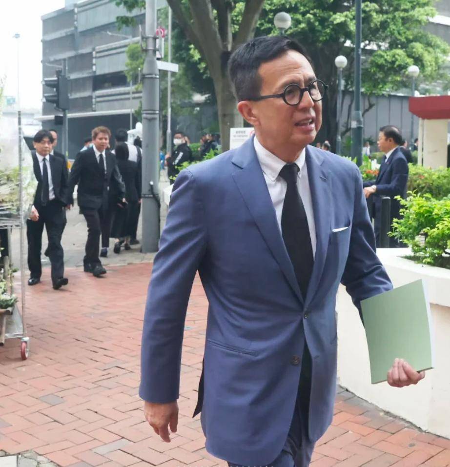 97岁李嘉诚罕见露面，对抗癌仪器爱不释手，顶流豪门钟爱保命科技