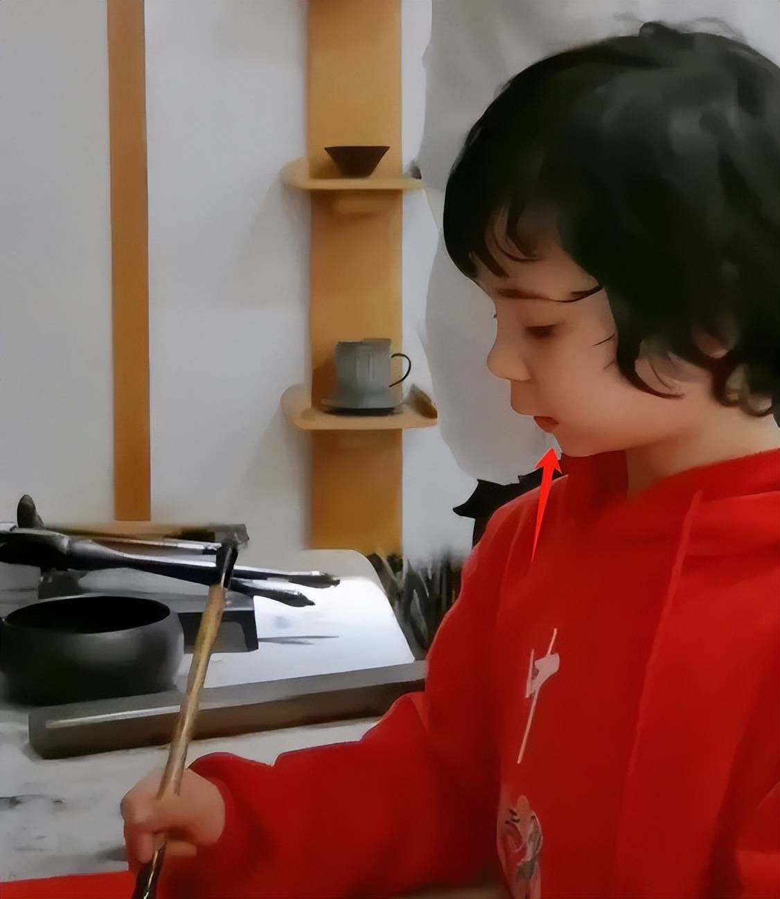 张纪中为娇妻庆生，混血继子站旁边被冷落，下巴后缩网友呼吁关注