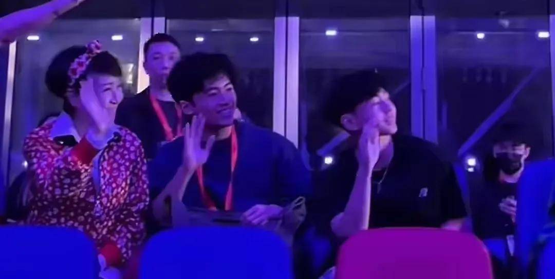 谢婷婷二胎临近生产，晒孕肚曝性别，小8岁白人男友是高管