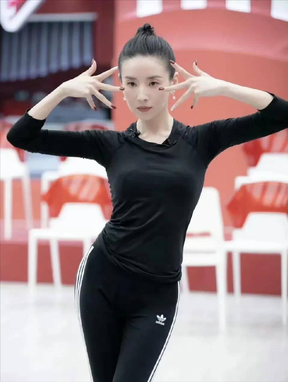 6686体育平台45岁董洁穿瑜伽服现身辽宁素颜照曝光皮肤身材如少女(图3)