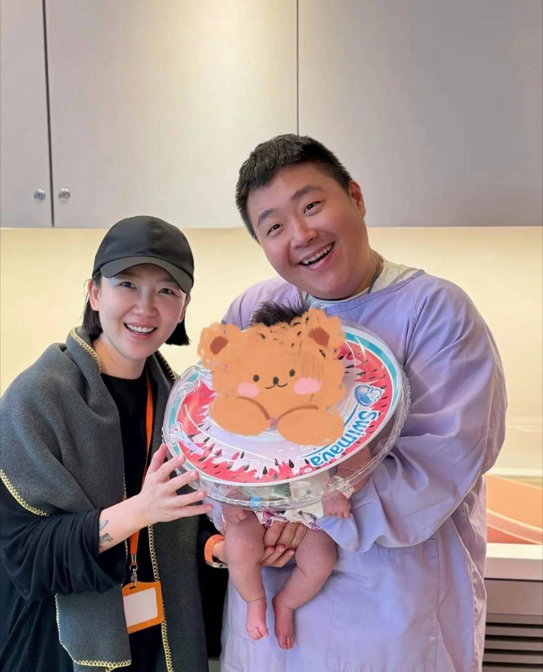 郝劭文在台湾带娃，抱着女儿打游戏，给女儿剪指甲，看起来好温柔