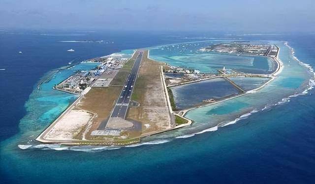 黄岩岛上空，7架敌机逼近，我军歼16紧急升空，1小时分出胜负