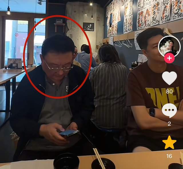 曝金龟子全家现身日本！61岁王宁脸色暗沉，躺在病床上疑做大血净
