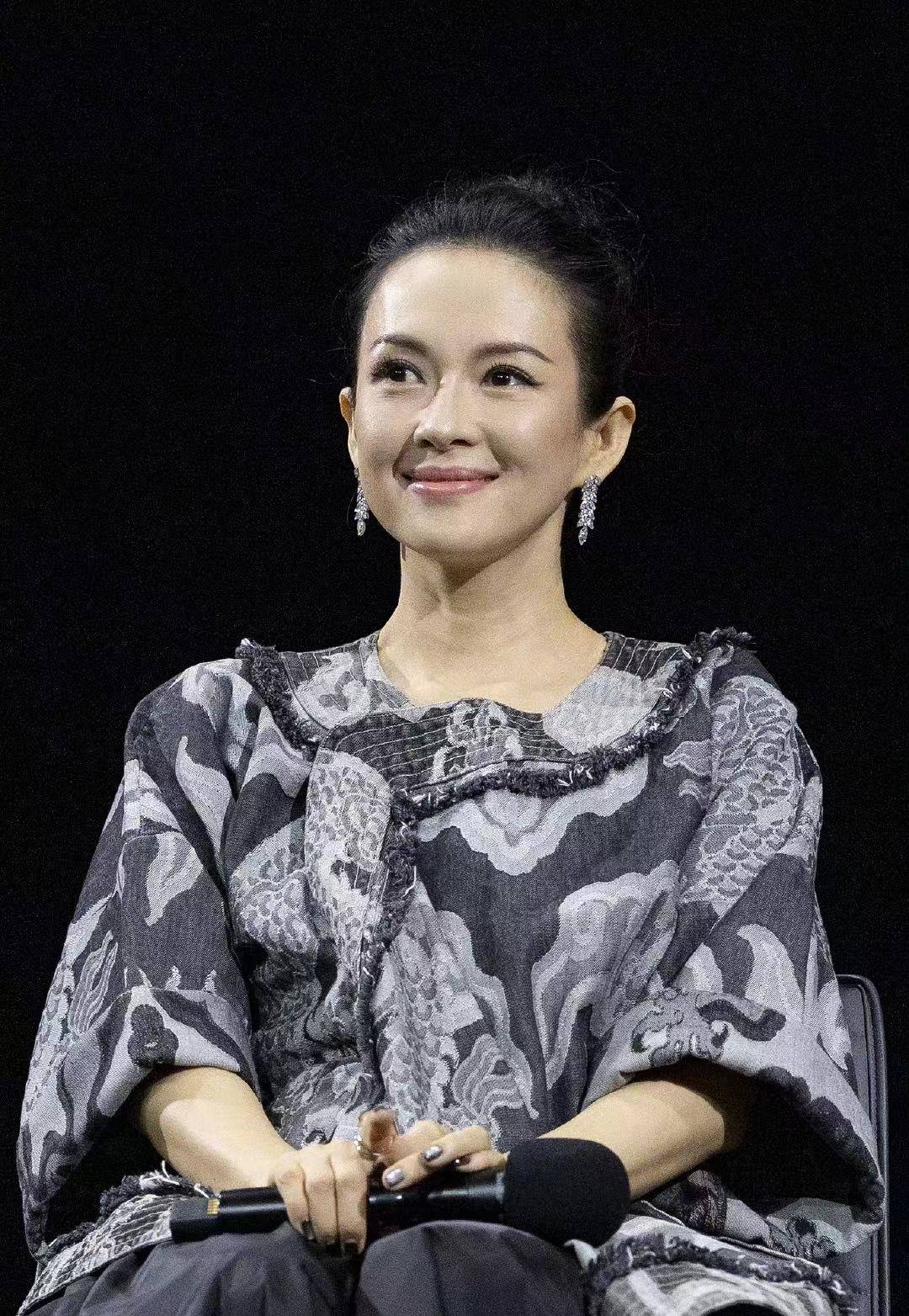 25年后，一切都是久别重逢，李安送给章子怡一个久违的拥抱