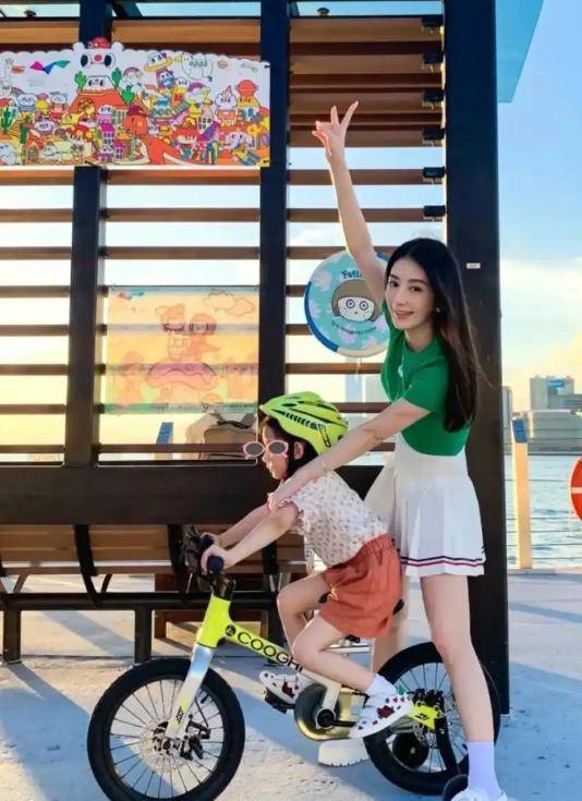 59岁郭富城陪岳母过母亲节，方媛被女儿亲吻，腰身圆润疑怀三胎