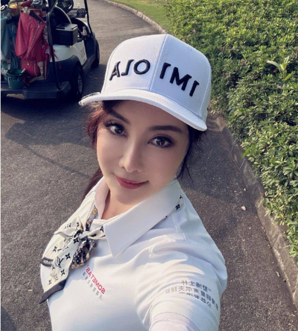 6686体育功夫女神杨丽菁终于复出57岁穿小短裙青春靓丽比20岁少女还嫩(图2)