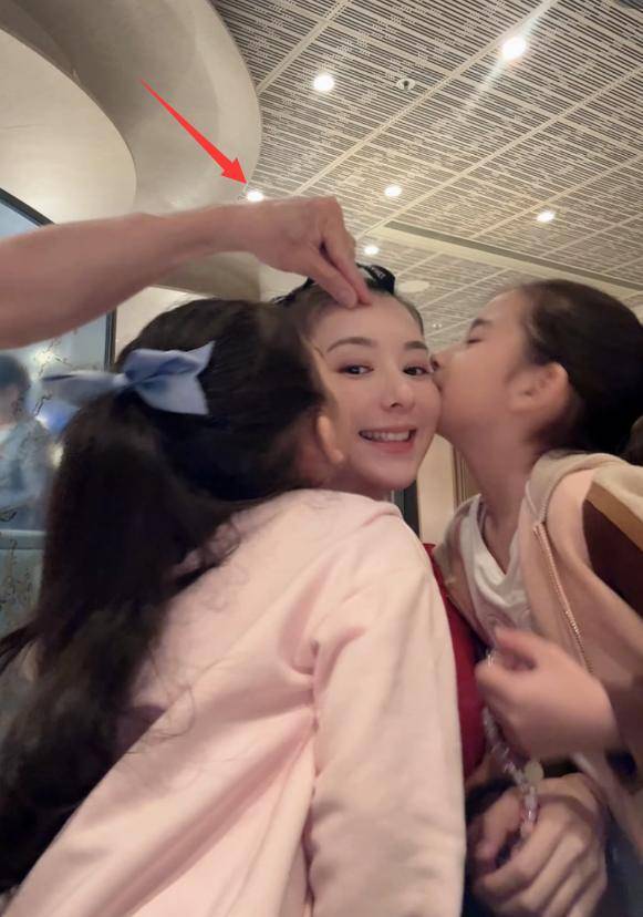 59岁郭富城陪岳母过母亲节，方媛被女儿亲吻，腰身圆润疑怀三胎