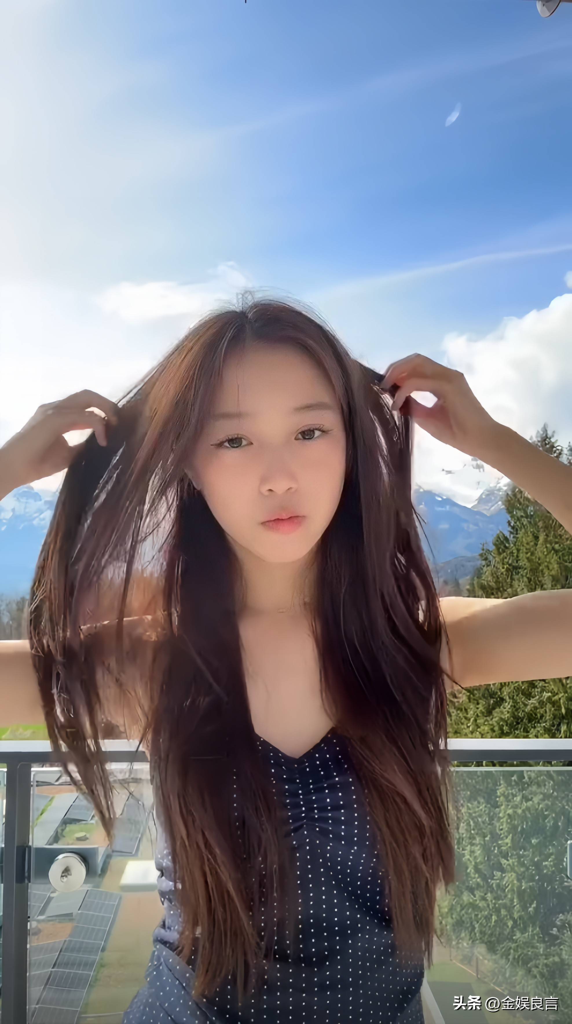 赵薇女儿晒瑞士留学视频，15岁四月穿着大胆，长相甜美但不像母亲