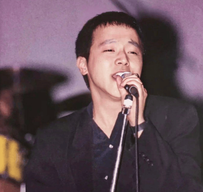 54岁窦唯被偶遇，虽秃顶发福，但“偶像包袱”满满：把我腿拍得长一点！