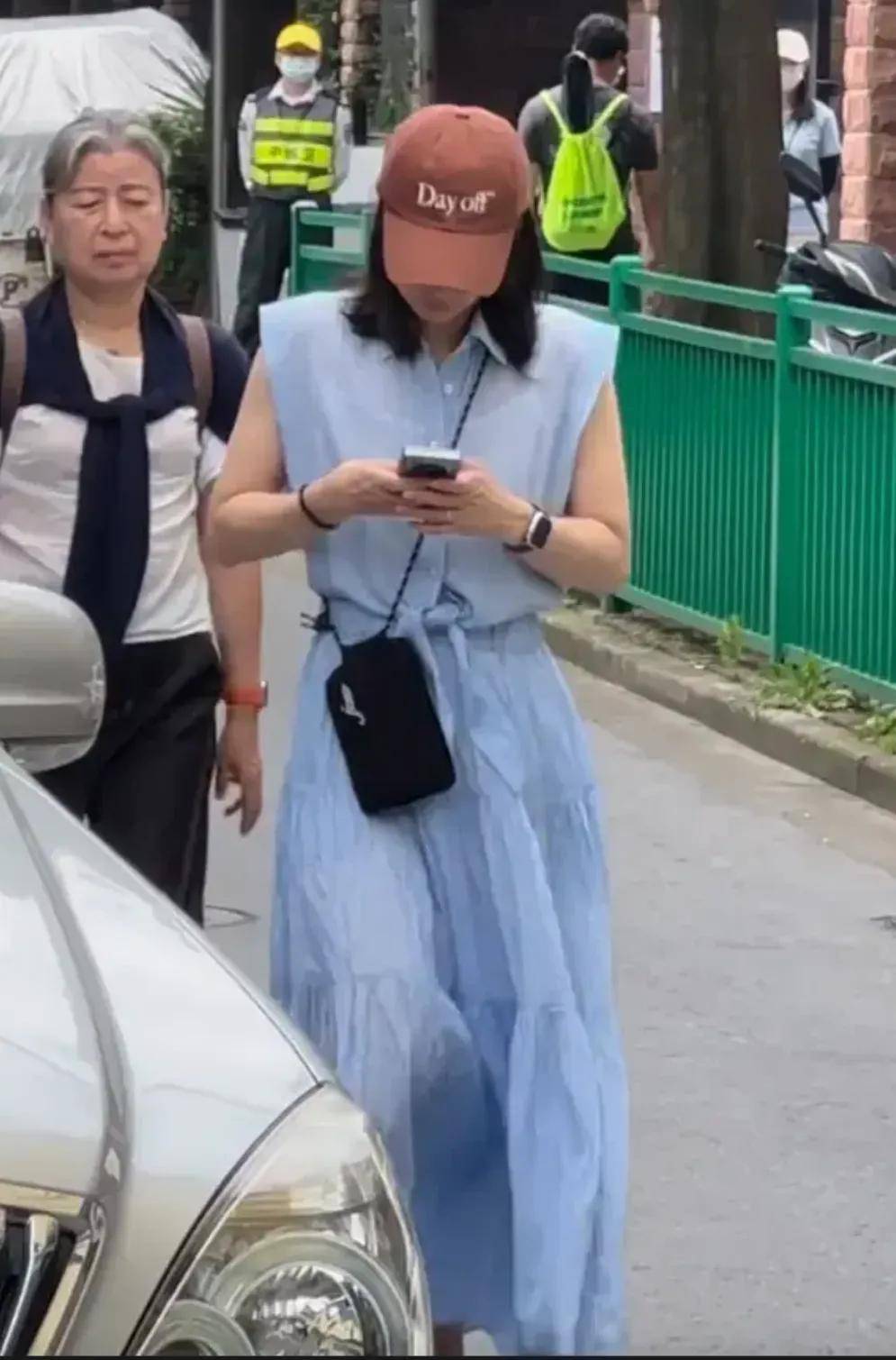 原创郭晶晶和妈妈送女儿被偶遇，穿衬衫裙棒球帽，简简单单却很有贵妇范