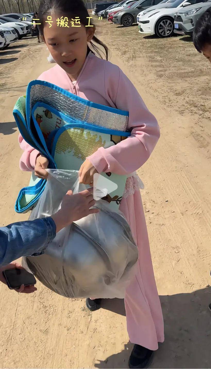甘薇离婚后带娃露营，三孩子独立乖巧颜值高，叹自己是非常快乐的人