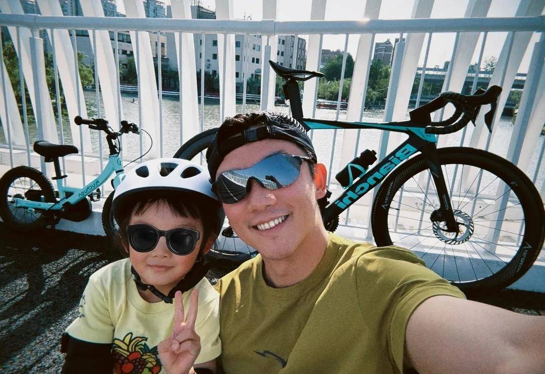郑恺带三岁儿子骑行，父子正脸神似，苗苗勤快在家侍弄六块小菜地