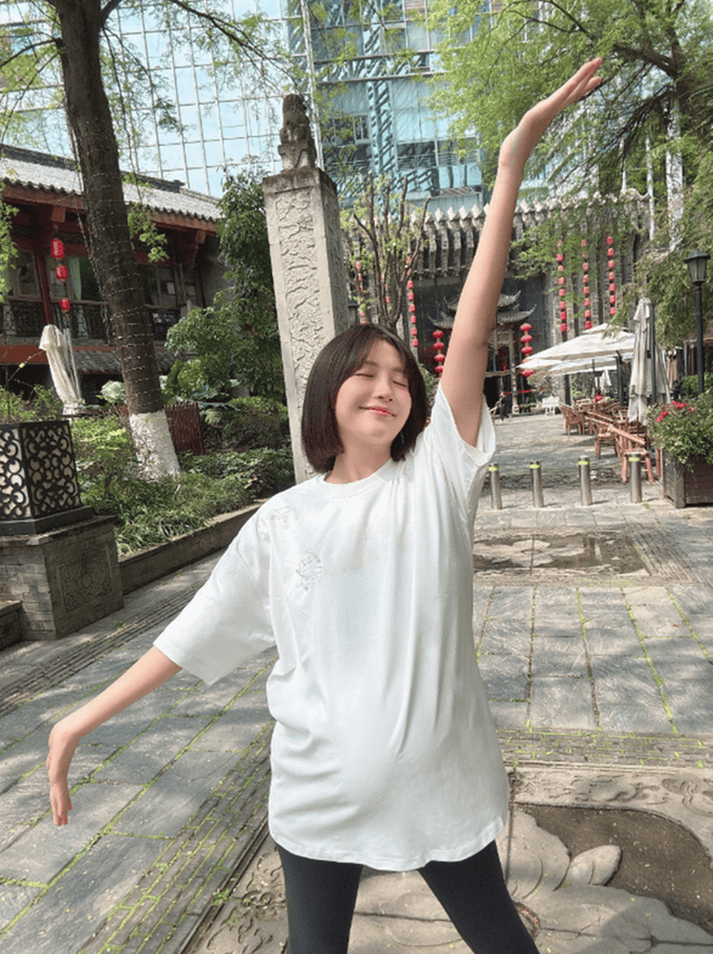 包文婧顺产生下二胎，包贝尔抱儿子笑得合不拢嘴，儿女双全超幸福