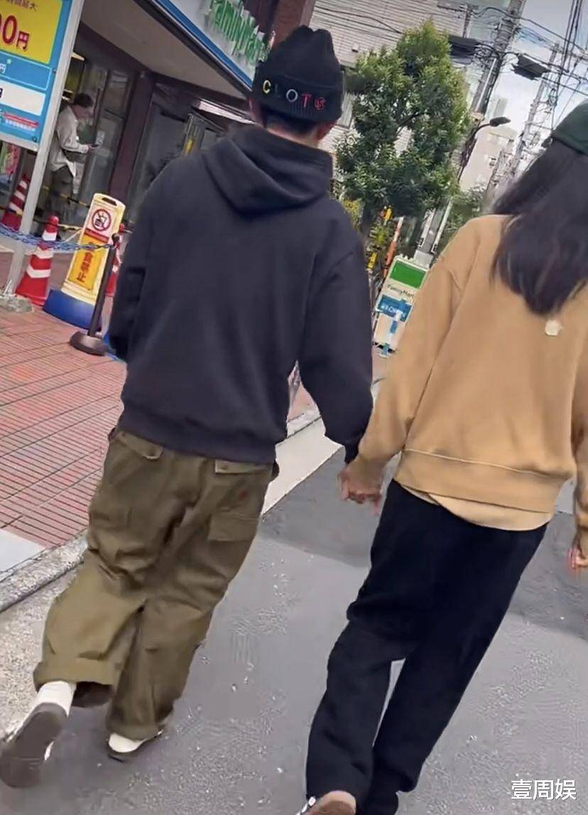 陈冠希日本逛街被偶遇，妻子十指紧扣甜蜜秀恩爱，身高差异引关注