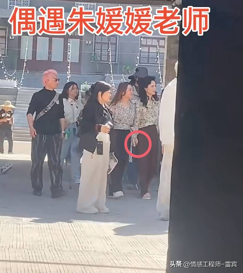 《造城者》群演公开朱媛媛临终前1个月照片，裹着肚子，状态催泪