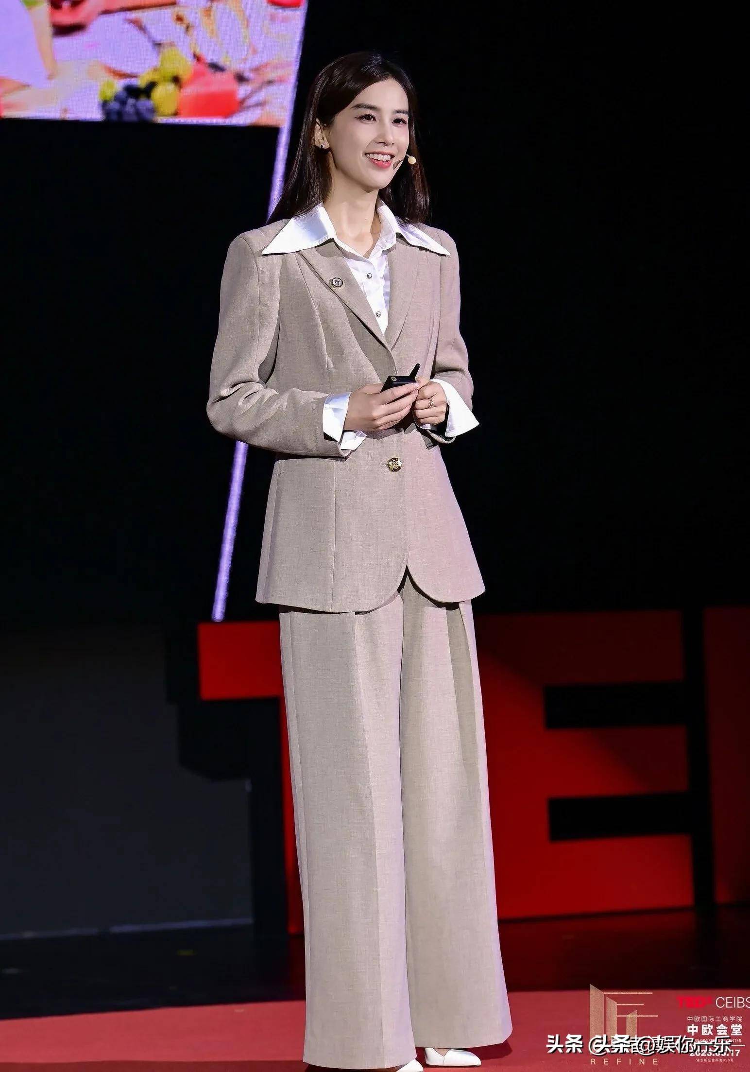 黄圣依母女现身中欧商学院演讲，优雅自信, 高挑纤瘦！妈妈满心欣慰