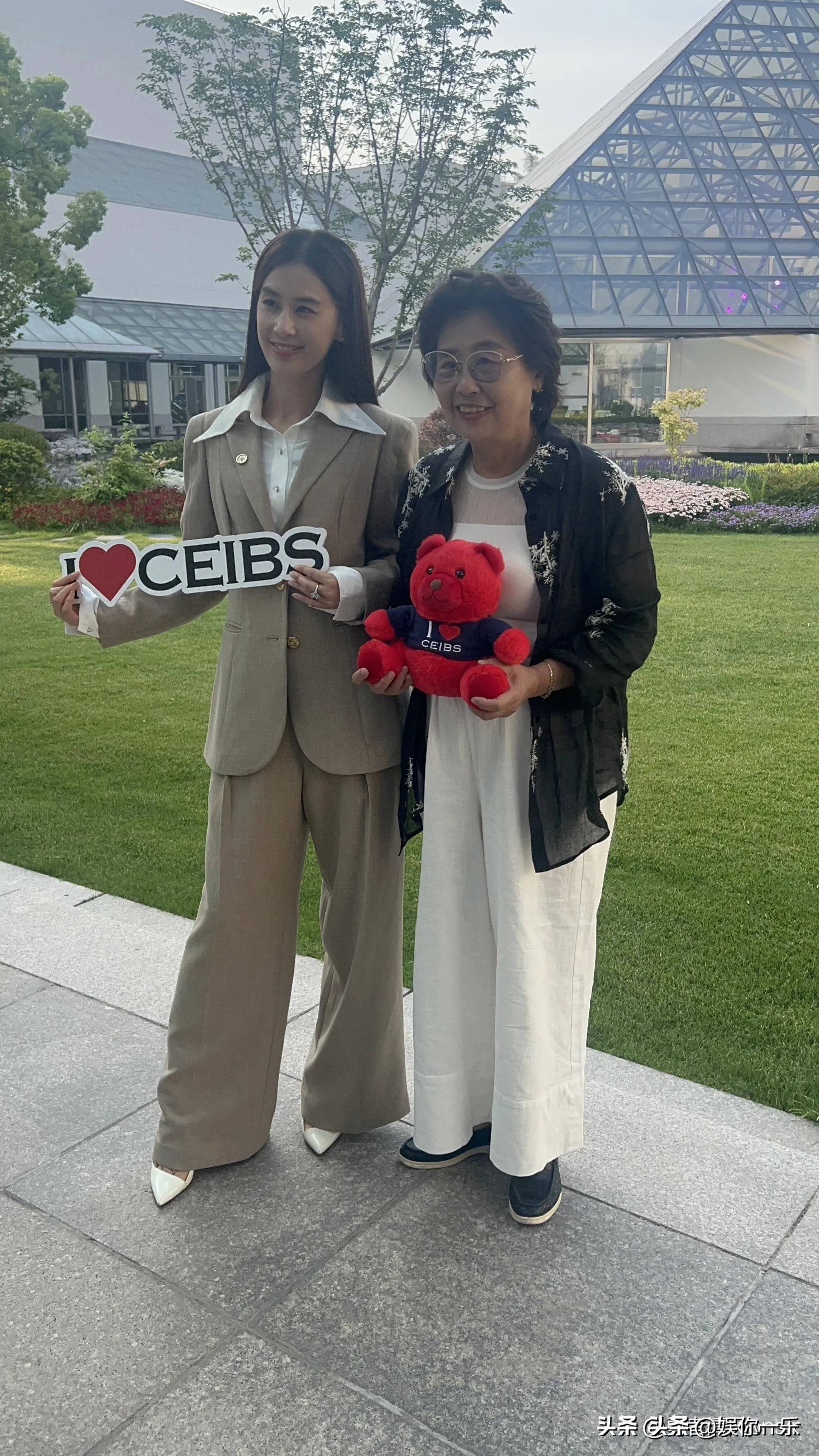 黄圣依母女现身中欧商学院演讲，优雅自信, 高挑纤瘦！妈妈满心欣慰