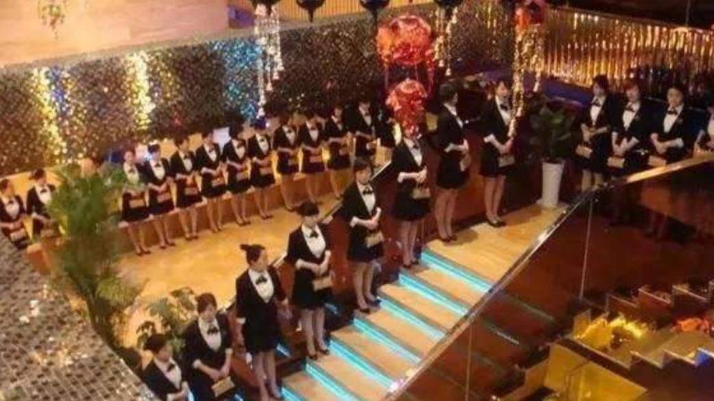 铁粉空间骗了多少人16年300名警察连夜封锁郑州一娱乐场所仅女服务员装了6辆大巴  第8张