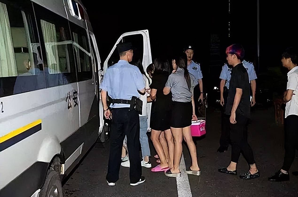 铁粉空间骗了多少人16年300名警察连夜封锁郑州一娱乐场所仅女服务员装了6辆大巴  第7张