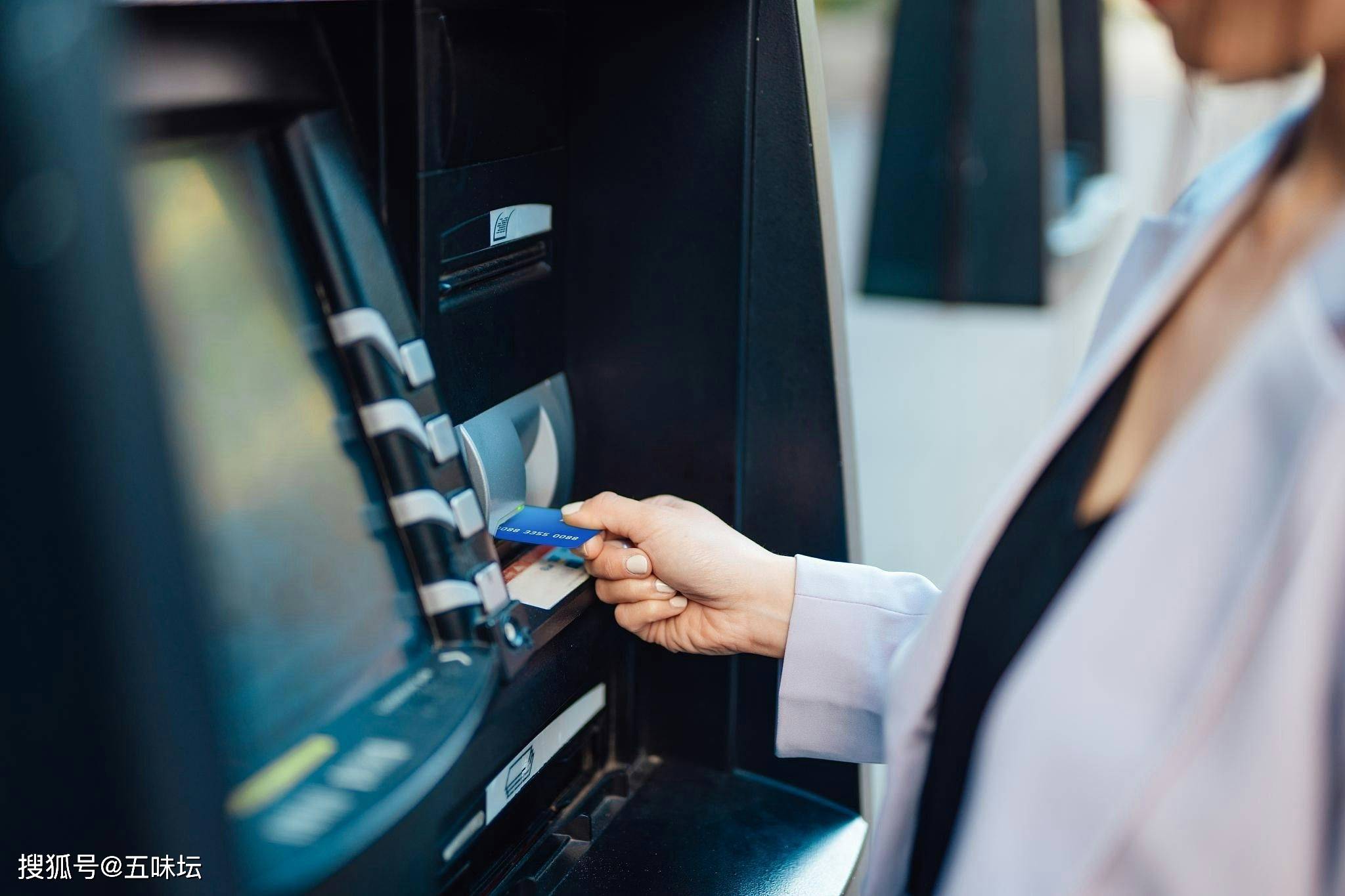 atm机数量五年锐减近30万台 银行加速淘汰现金自助设备