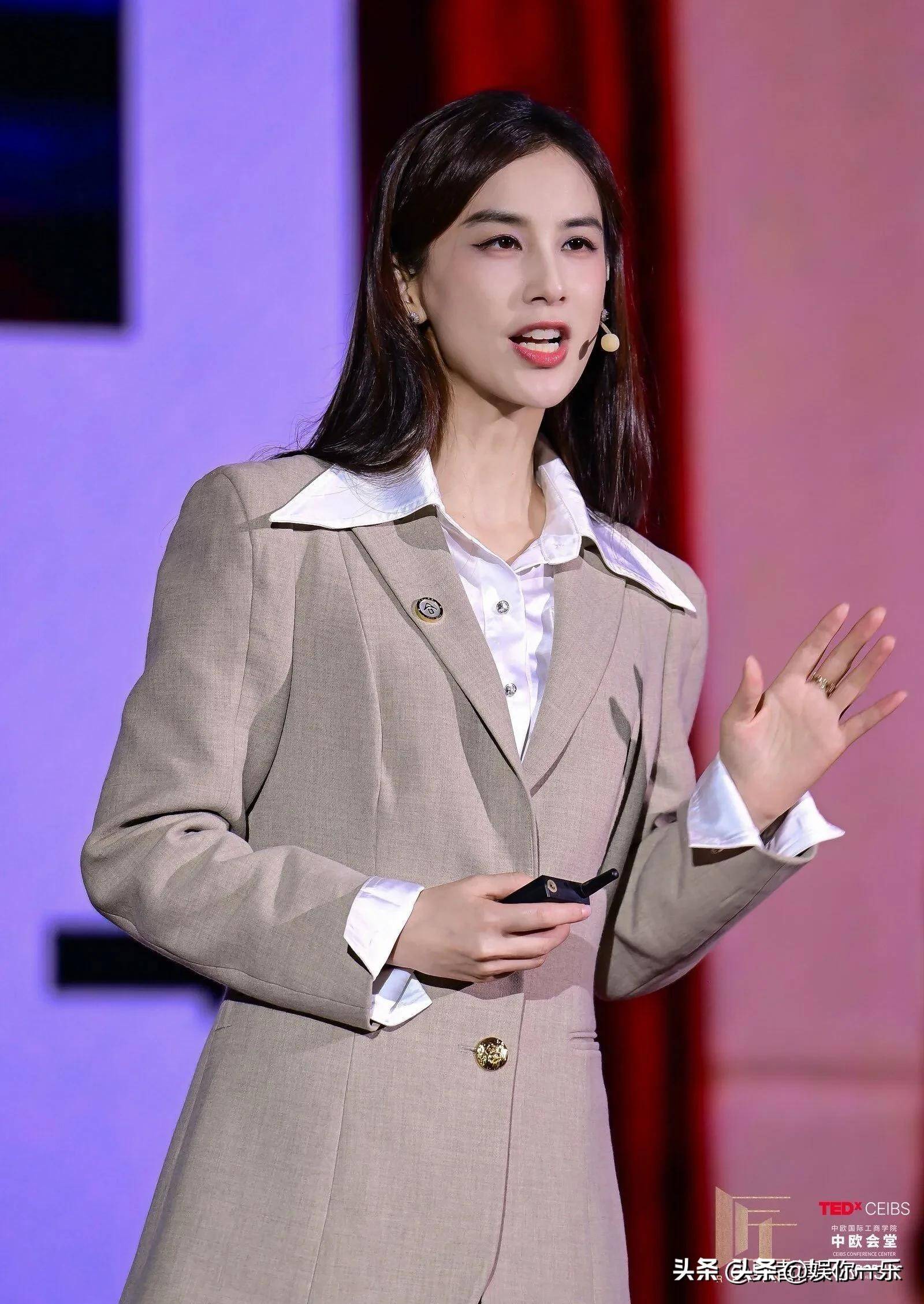 黄圣依母女现身中欧商学院演讲，优雅自信, 高挑纤瘦！妈妈满心欣慰