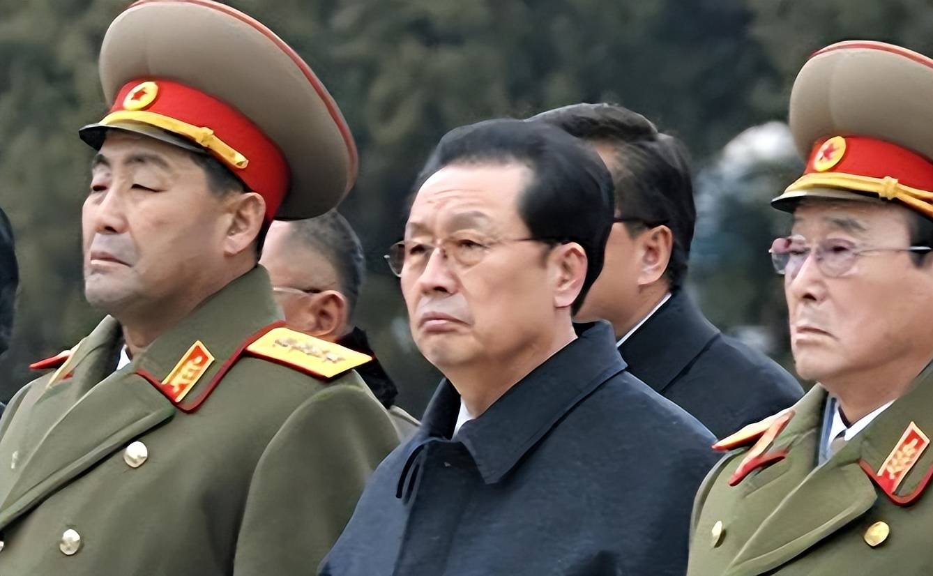 2013年，朝鲜“驸马爷”张成泽审判现场：脸上有被殴打过的痕迹