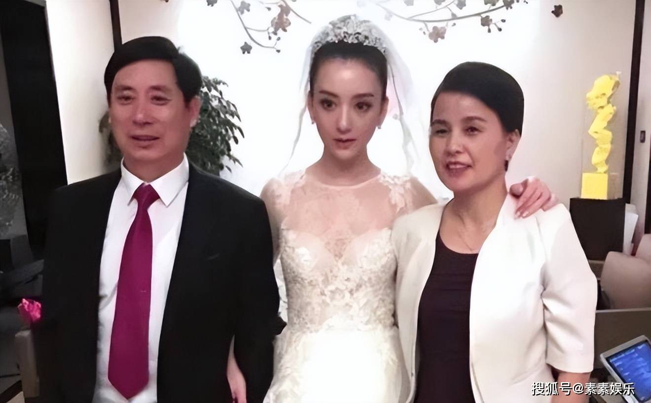 方媛陪郭富城赛马，方爸爸站在女婿身后，方媛手遮小腹很像孕妇