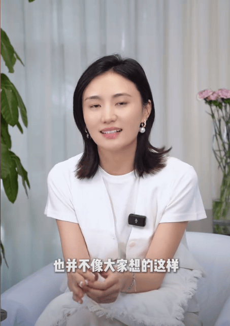 海哈金喜自曝与李亚鹏长期分居，但没离婚，租房是为省钱还债