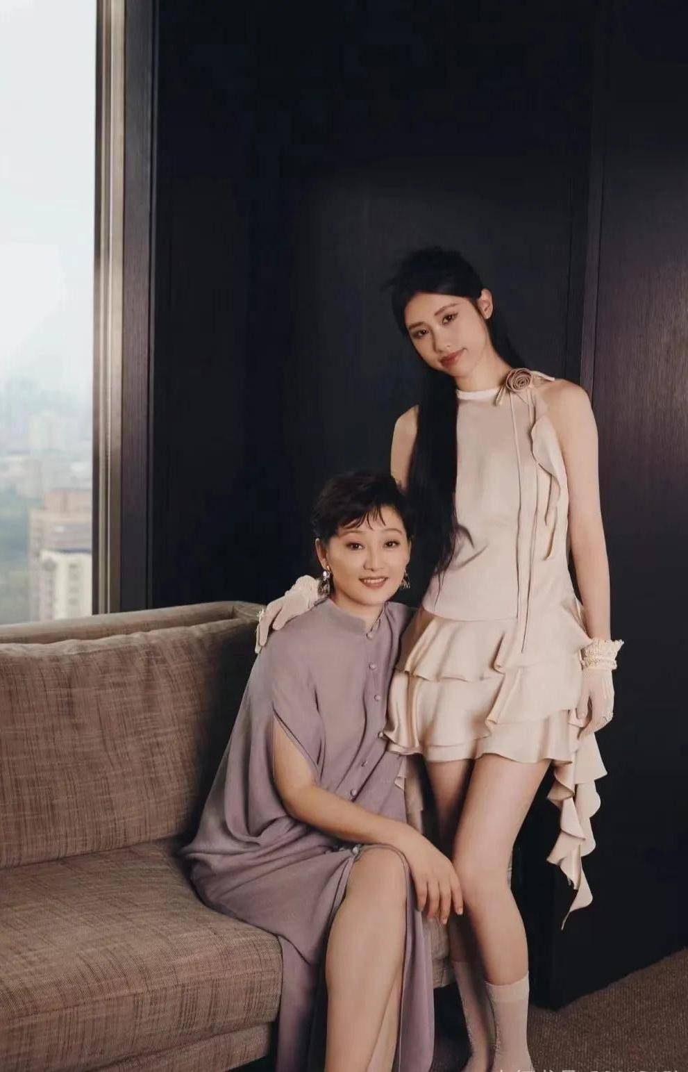 考古 | 冯小刚养女和徐帆越长越像！高颜值气质优雅，被曝将在娱乐圈出道