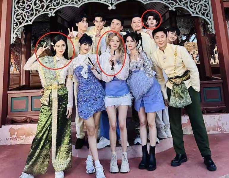 杨颖被经纪人当街训骂照曝光！自费租房面试找工作，吃地摊无人识