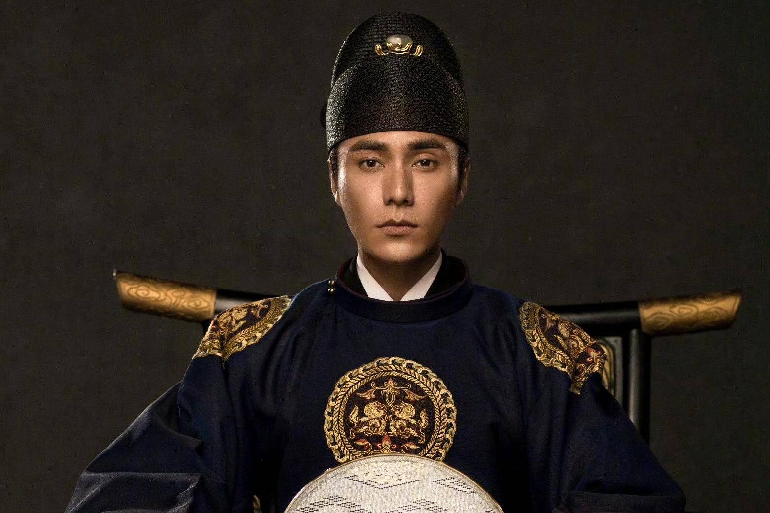 陈坤晒儿子毕业照，惊觉他是“男版张柏芝”，周迅值得吗？