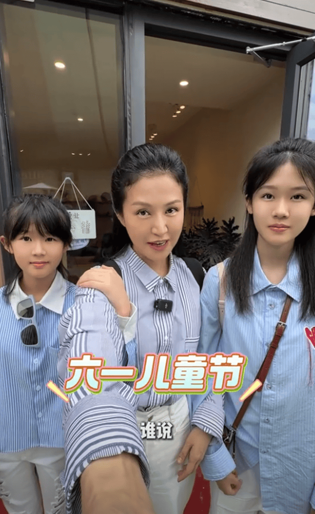 原创             陆毅一家庆六一，鲍蕾妈妈露面年轻漂亮，轮流住俩女儿家好幸福