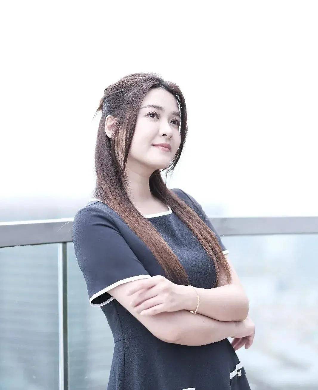 江嘉敏自爆有多名追求者,称感情随缘不急拍拖,事业上升期离巢发展