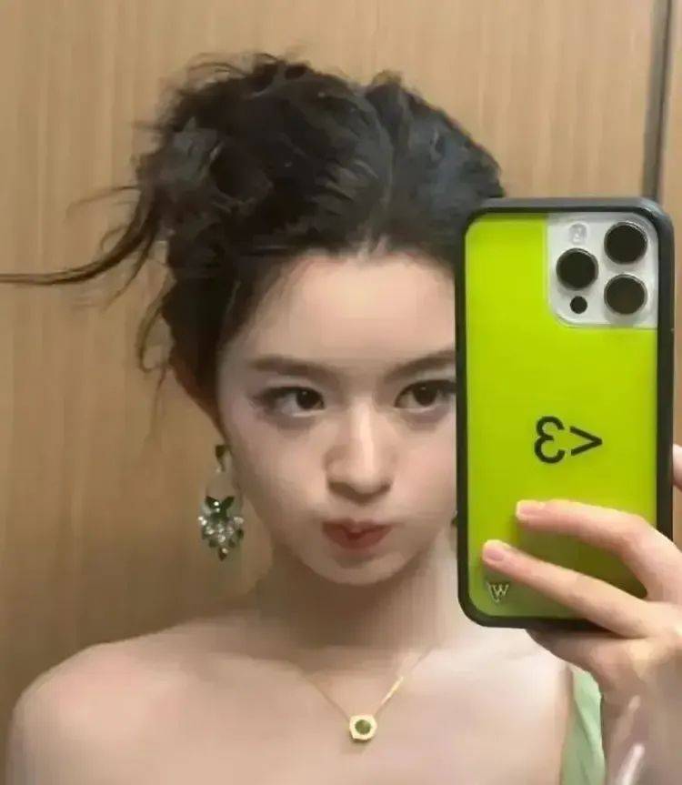 今日热门吃瓜事件不受耳环事件影响高考来临前黄杨钿甜已拿到三所名校合格证！