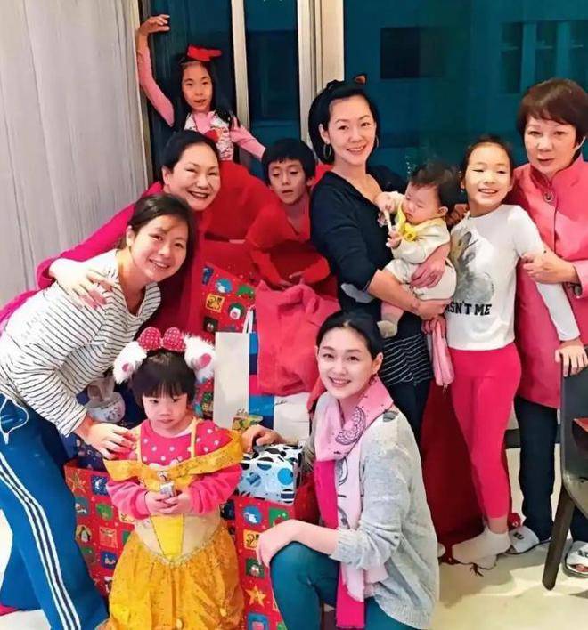 汪小菲带孩子回台北过六一，大S妈妈和小S全家人无心陪伴庆祝