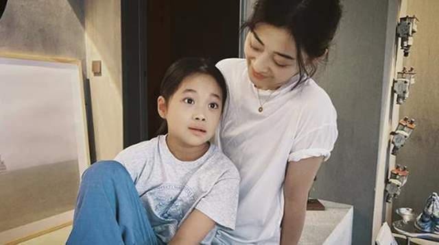 梅婷晒母女日常，快快没妈妈漂亮养眼，但11岁就有代表作很争气