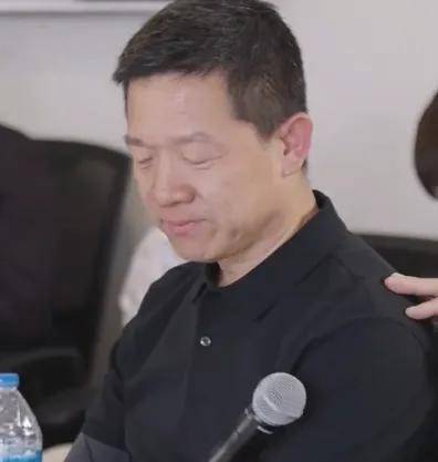 「爱哭男孩」贾跃亭又泪洒现场，数度哽咽感谢散户……