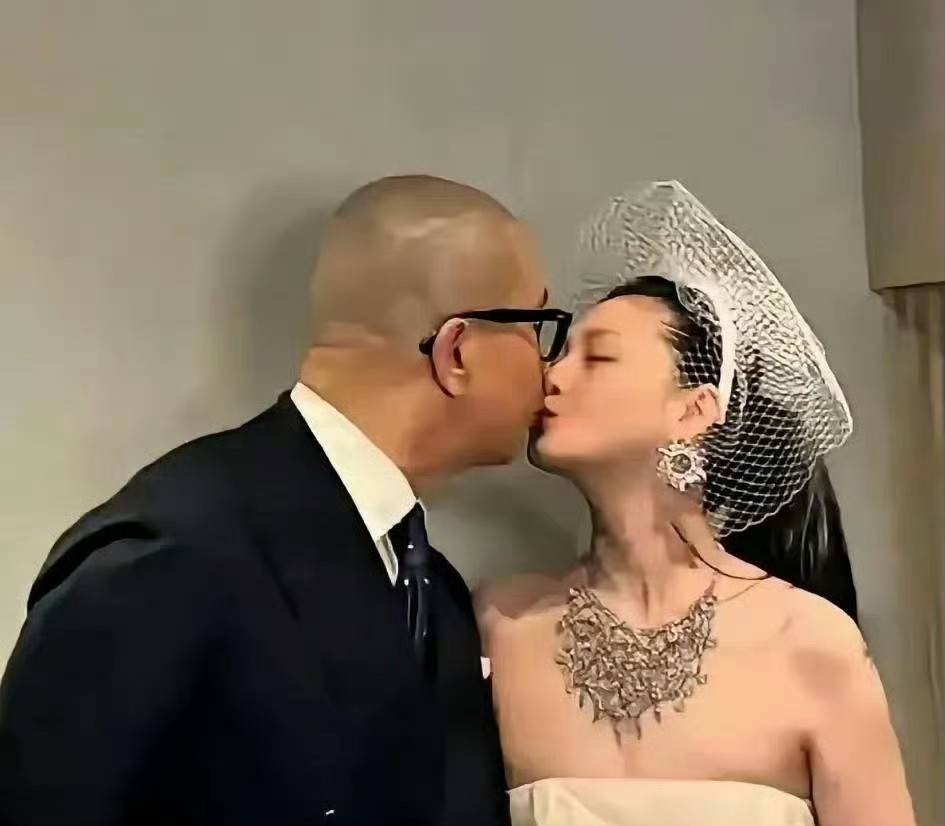 自从大s去世后，具俊晔一直留在台北处理她的后事，并且将部分骨灰带回韩