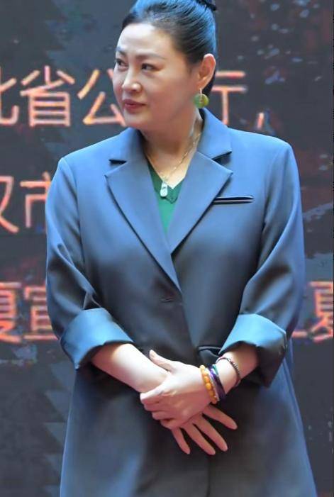 55岁潘金莲近照惊呆网友，昔日女神发福变慈祥，独身创业活出真我