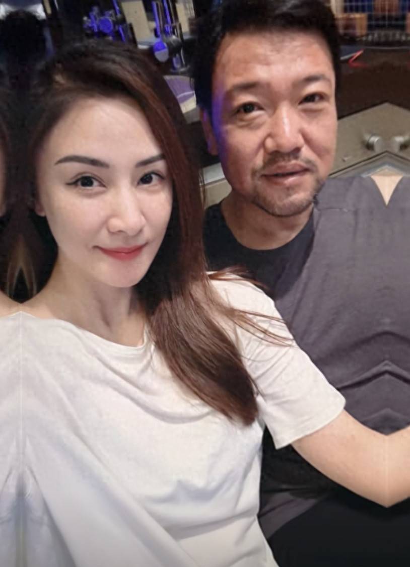 面容憔悴瘦到脱相！贾冰近况曝光，妻子发声，网友：压力源自沈腾
