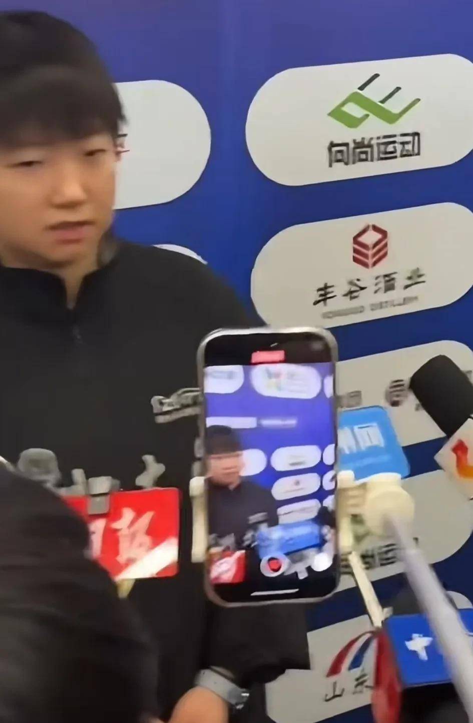孙颖莎被队友丢到混采区一个人面对一群记者还说自己年龄最大